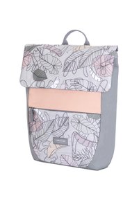 Sac à dos avec un motif floral dans des couleurs pastel douces. Corps en tissu gris, panneau d'accent rose, fermeture à rabat, et une poche avant zippée.