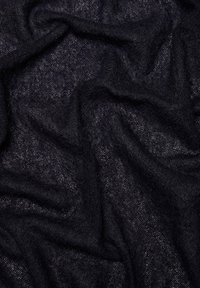 Sort, tekstureret stof draperet i bølger med en subtil glans og en let grov vævning. Ingen tydelige mønstre eller accenter synlige.