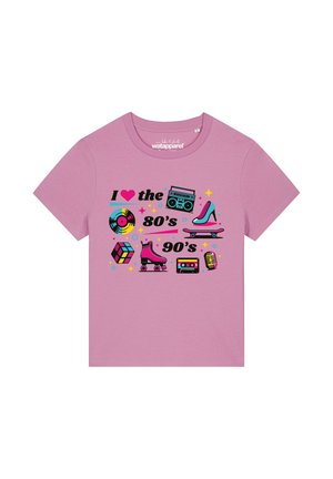 Pinkes T-Shirt mit Retro-Ikonen der 80er und 90er Jahre, darunter eine Schallplatte, ein Ghettoblaster, High Heel, Skateboard, Zauberwürfel, Rollschuh, Kassette und Mikrofon.