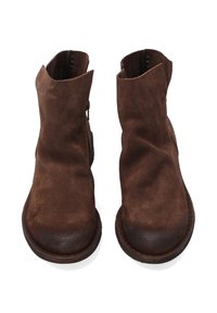 Hnědé semišové kotníkové boty s mírně sklopeným designem, kulatou špičkou a bočním zipem, s texturovaným svrškem a kontrastním šitím.