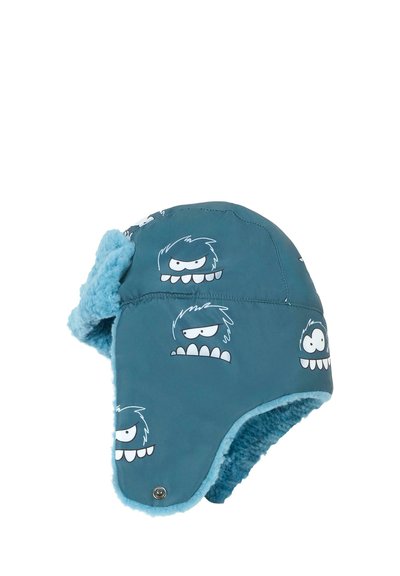 Cappello trapper blu in peluche con stampe di mostri da cartone animato bianche; presenta un morbido rivestimento in pile e paraorecchie per il calore. Chiusura a scatto in metallo sul lato.