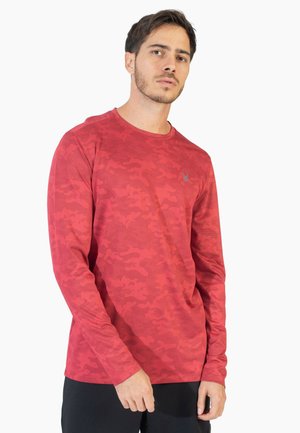 Rode langemouwen shirt met een camouflagemotief, textuurstof en een ronde hals. Subtiele branding op de borst.