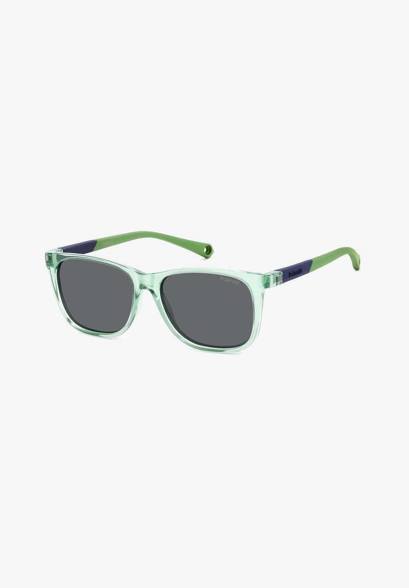 Occhiali da sole con lenti verdi e montatura trasparente. Presentano lenti grigie e bracci bicolore: verde e blu scuro, con marchio sul lato.