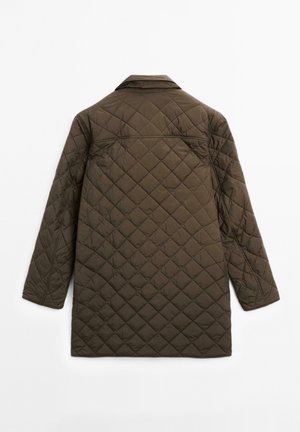 Manteau matelassé marron avec un col structuré, des manches longues et une coupe droite. Présente des motifs en losanges et une texture lisse.
