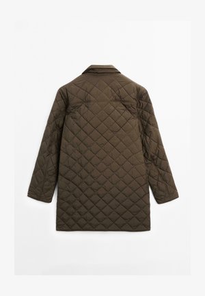 Manteau matelassé marron avec un col structuré, des manches longues et une coupe droite. Présente des motifs en losanges et une texture lisse.
