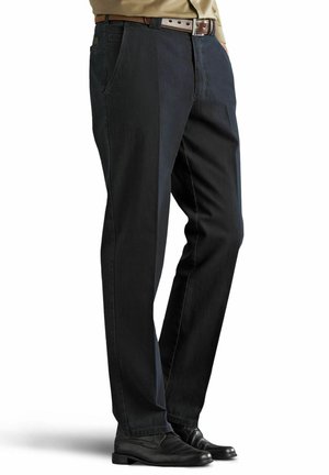 Zwarte rechte broek van denim met een subtiele textuur. Gestyled met een bruine riem en zwarte leren schoenen.