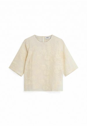 Kreemikas pluus kolmveerandi varrukatega, lilleline tikand, ümar kaelus ja varjatud selja tõmblukk. Pehme tekstuur.