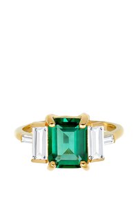 Goldring mit einem smaragdgeschliffenen grünen Edelstein, flankiert von zwei rechteckigen klaren Steinen, mit einer glatten Band und Krappenfassungen.