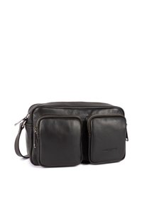 Borsa a tracolla in pelle nera con due tasche zippate anteriori, hardware argentato, texture liscia e logo impresso sul pannello frontale.