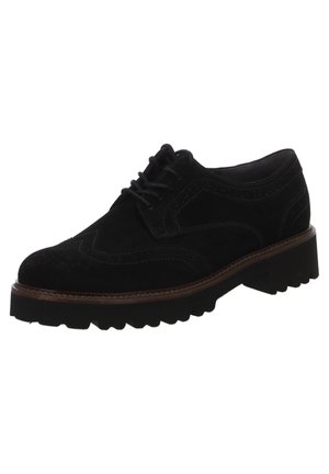 Sort ruskind oxford-sko med brogue-detaljer, snørelukning foran og en tyk, tekstureret gummisål. Har kontrasterende brun syning.
