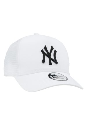 Casquette de baseball blanche avec un logo New York noir brodé. Elle présente un avant structuré, des panneaux en mesh et une fermeture réglable.