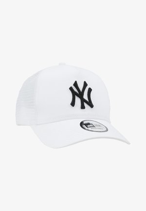 Casquette de baseball blanche avec un logo New York noir brodé. Elle présente un avant structuré, des panneaux en mesh et une fermeture réglable.