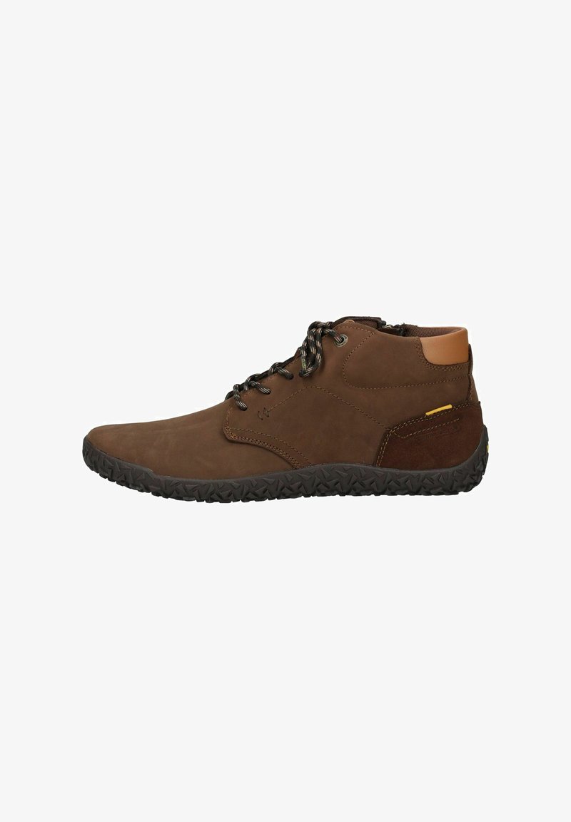 Bruinen mid-top schoenen van suede, met een zwarte rubberen zool, ronde veters en tan lederen accenten op de hiel en zijkant. Textuur details aanwezig.