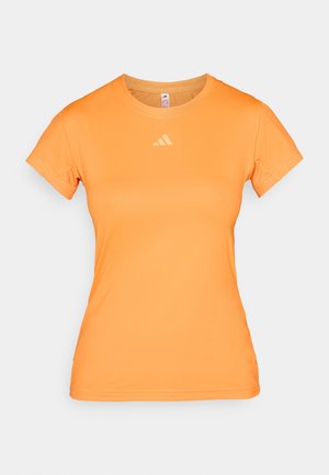 Oranje sportshirt met korte mouwen, een geribbelde textuur en een subtiel logo op de bovenkant van de borst. Gemaakt van lichtgewicht, rekbare stof.