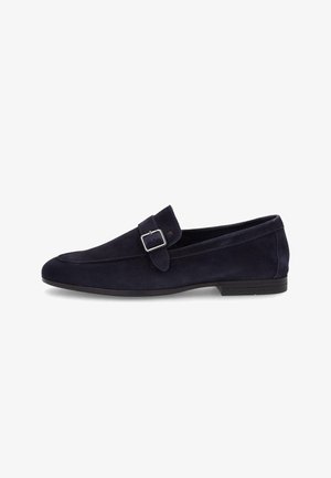 Mocasín de ante azul marino para hombre con una correa de hebilla plateada y suela baja negra, vista lateral sobre fondo blanco.