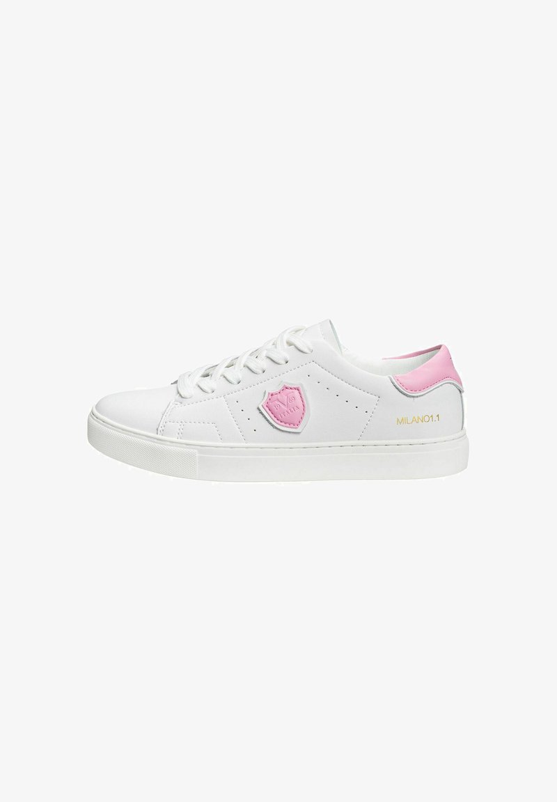 Witte sneaker met roze accenten, glad synthetisch materiaal, ronde neus, vetersluiting, zijlogo en het reliëfdetail "MILANO01.1".