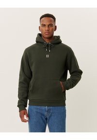 Grøn hoodie med snoretræk, frontlomme og et lille hvidt "II" logo. Lavet af et blødt stof med en glat tekstur.