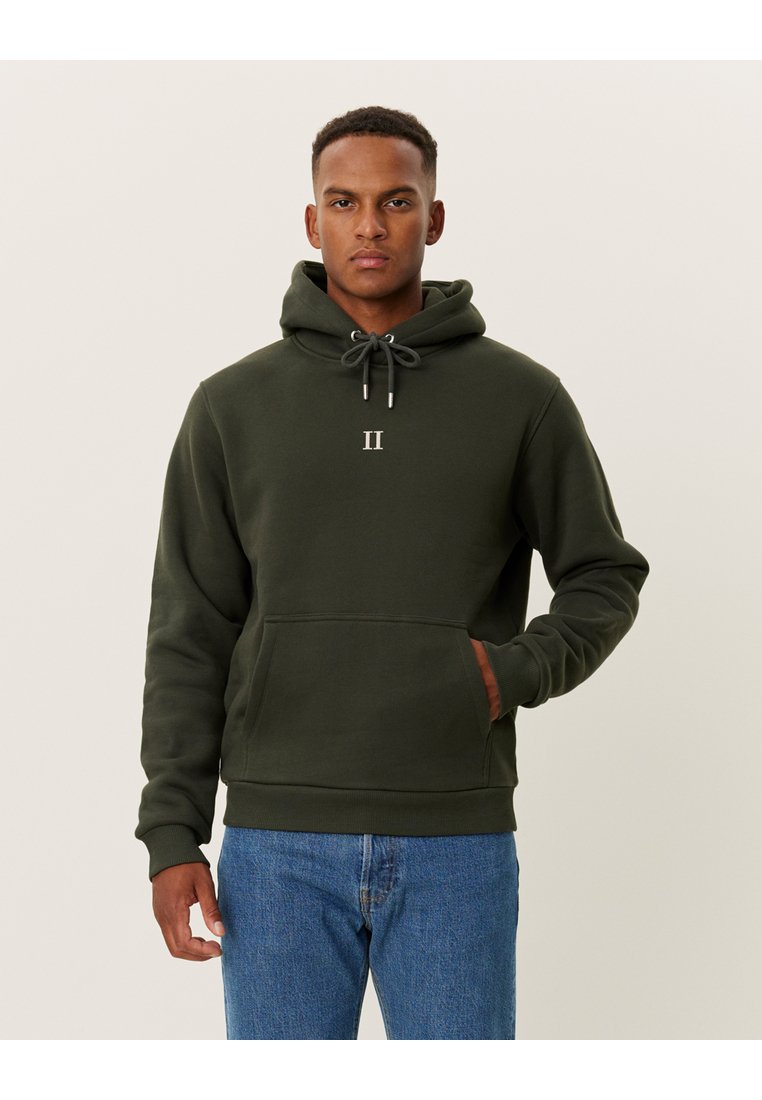 Grøn hoodie med snoretræk, frontlomme og et lille hvidt "II" logo. Lavet af et blødt stof med en glat tekstur.