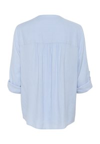 Lichtblauwe blouse met opgerolde mouwen, ronde zoom en geplooide achterkant. Gemaakt van een zachte, ademende stof met een eenvoudig, strak ontwerp.
