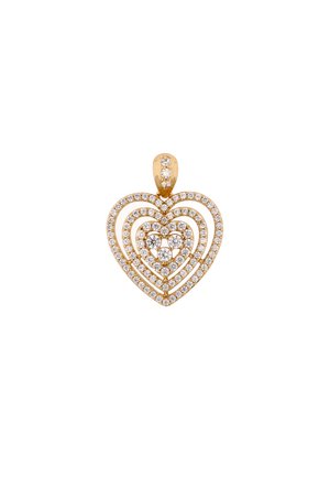 Arany szív alakú medál három egymásba ágyazott, nyitott szívvel, mindegyik apró gyémántokkal szegélyezve, a közepén nagyobb gyémántokkal díszítve.