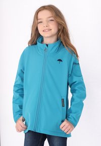 Giacca softshell turchese con colletto alto, zip frontale e logo a ombrello. Presenta una tasca laterale e una texture liscia e opaca.