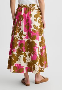 Gonna maxi in crema con un audace motivo floreale in rosa e oliva scuro. Presenta una vita elastica e un tessuto fluido e strutturato.