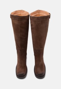 Rjavi antilop škornji do kolen z gladko teksturo, zaobljenimi konicami in subtilnim šivom vzdolž narta. Notranjost je rjave barve.