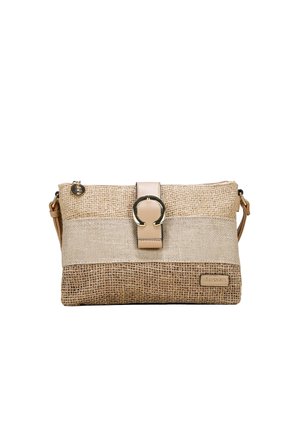 Bolso cruzado de yute y cuero sintético en tonos beige, con una superficie texturizada, un cierre circular y un cierre de cremallera. Diseño compacto y rectangular.