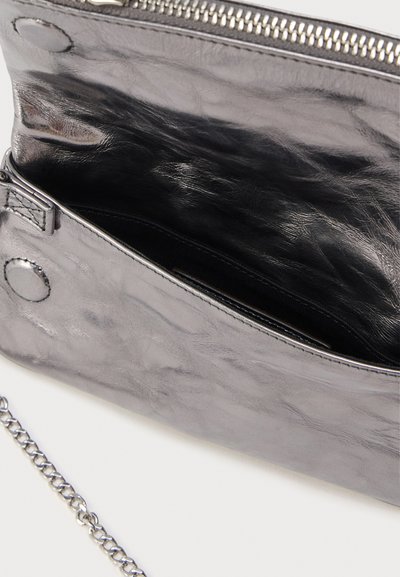 Metallic silver kuvertväska med dragkedja, med en texturerad yta, kedjeaxelrem och svart innerfoder.