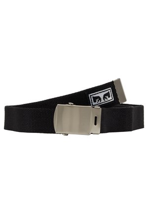 Schwarzer Canvas-Gürtel mit einer metallischen Schnalle. Besitzt eine gewebte Textur und ein kleines Logopatch mit Tier-Silhouetten in Weiß und Schwarz.