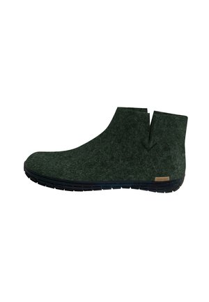 Stivaletto alla caviglia in feltro verde scuro con suola in gomma nera e piccola etichetta laterale su sfondo bianco.