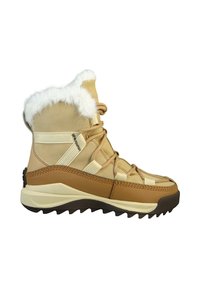 Beżowy zimowy but z białym sztucznym futrem, tan i brązowa wielowarstwowa podeszwa oraz sznurowane zapięcie na białym tle.
