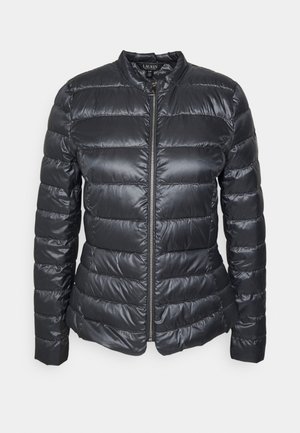 Sort dunjakke med lynlås foran, ribbet krave og quiltet design. Har lange ærmer og en tætsiddende pasform.