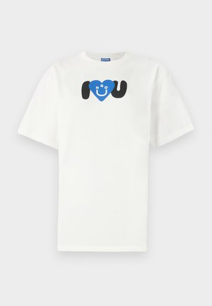 Witte katoenen t-shirt met korte mouwen, voorzien van een blauwe hart en gestileerde "I ♥ U" graphic in het zwart. Casual pasvorm, ronde hals.