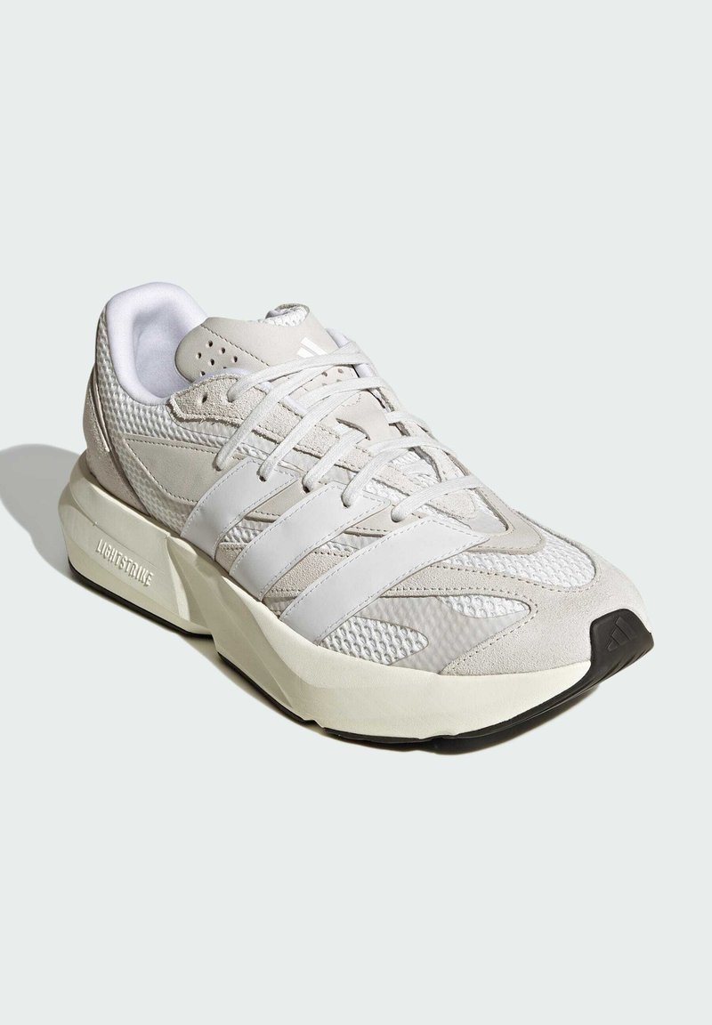 Leichtgewichtiger Sportschuh in Hellgrau mit Obermaterial aus Mesh und Wildleder. Verfügt über weiße Streifen und eine strukturierte Sohle mit dem Etikett "LIGHTSTRIDE".