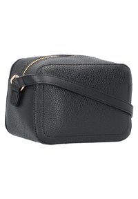 Svart läder crossbody-väska med en texturerad pebble-yta, rektangulär form, guldfärgad dragkedja och justerbar rem.