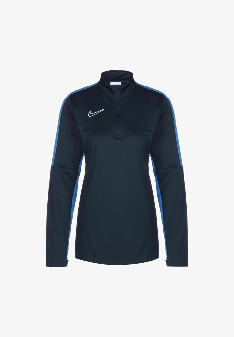 Marineblauwe sportieve long-sleeve shirt met een hoge kraag en blauwe zijstrepen. Heeft een half-rits aan de voorkant en een wit Nike-logo op de borst.