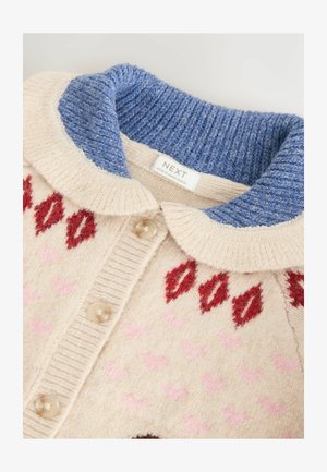 Cárdigan de punto con un cuello acanalado azul, cuerpo beige con patrones de hojas rojas y corazones rosas. Los botones son redondos y de plástico transparente.