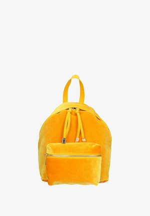 Sac à dos en velours jaune de forme arrondie, avec une poche zippée à l'avant, des double anses supérieures et des tirettes de zip assorties. Texture lisse.