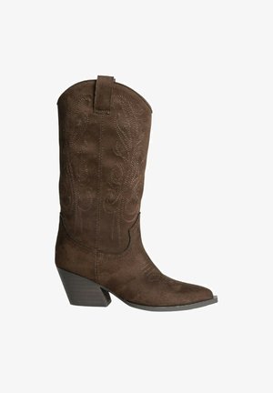 Botas western de ante marrón con costuras decorativas, punta afilada y tacón apilado. El diseño es clásico con una ligera curvatura en la parte superior.