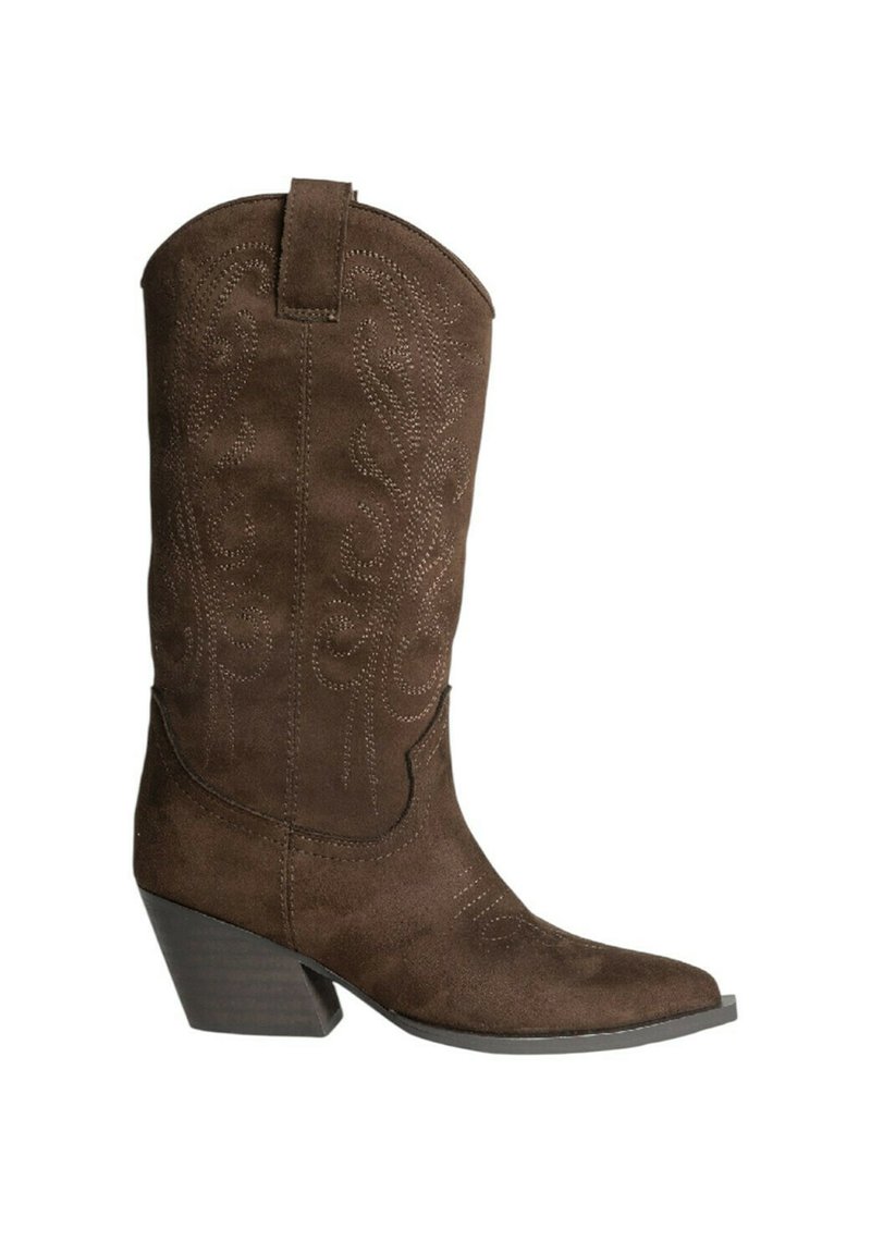 Botas western de ante marrón con costuras decorativas, punta afilada y tacón apilado. El diseño es clásico con una ligera curvatura en la parte superior.