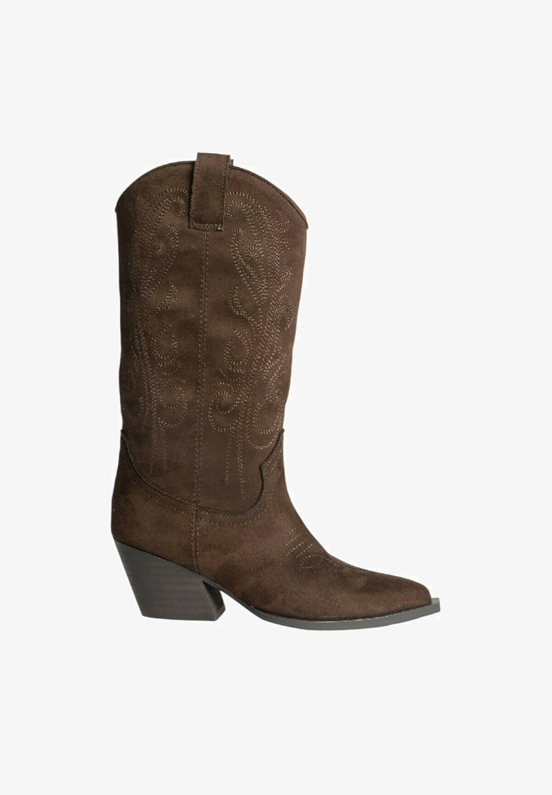 Botas western de ante marrón con costuras decorativas, punta afilada y tacón apilado. El diseño es clásico con una ligera curvatura en la parte superior.