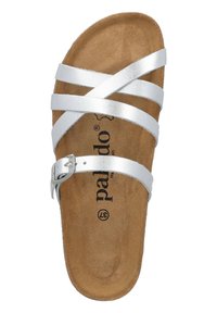 Sandalia de slide metálica plateada con correas cruzadas, hebilla ajustable y plantilla de ante marrón. Presenta el logo y la talla en su interior.