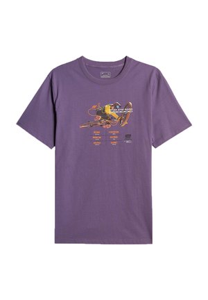 Fioletowy t-shirt z grafiką rowerzysty w żółtym stroju jadącego na rowerze górskim oraz pomarańczowe statystyki tekstowe pod obrazkiem.