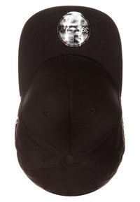 Svart basebollkeps med en strukturerad krön, platt skärm och upphögt broderi. Har en rund logosticker på framsidan. Texturerad tyg.