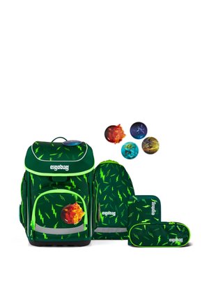 Ensemble de sac d'école vert foncé avec des motifs d'éclairs vert néon, incluant un sac à dos, une trousse et quatre badges circulaires colorés avec des figurines d'action.