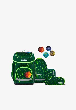 Ensemble de sac d'école vert foncé avec des motifs d'éclairs vert néon, incluant un sac à dos, une trousse et quatre badges circulaires colorés avec des figurines d'action.