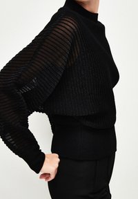 adL Stickad tröja - black