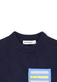 Marine gebreide trui met een geribde halslijn en een lichtblauwe zak met perforatiepatroon en een gele rits. Merkenlabel zichtbaar aan de binnenkant.