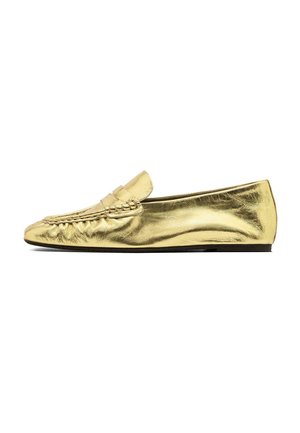 Gouden leren loafers met een gevlochten accent, ronde neus en een platte zool. Het bovenmateriaal heeft een glanzende textuur.